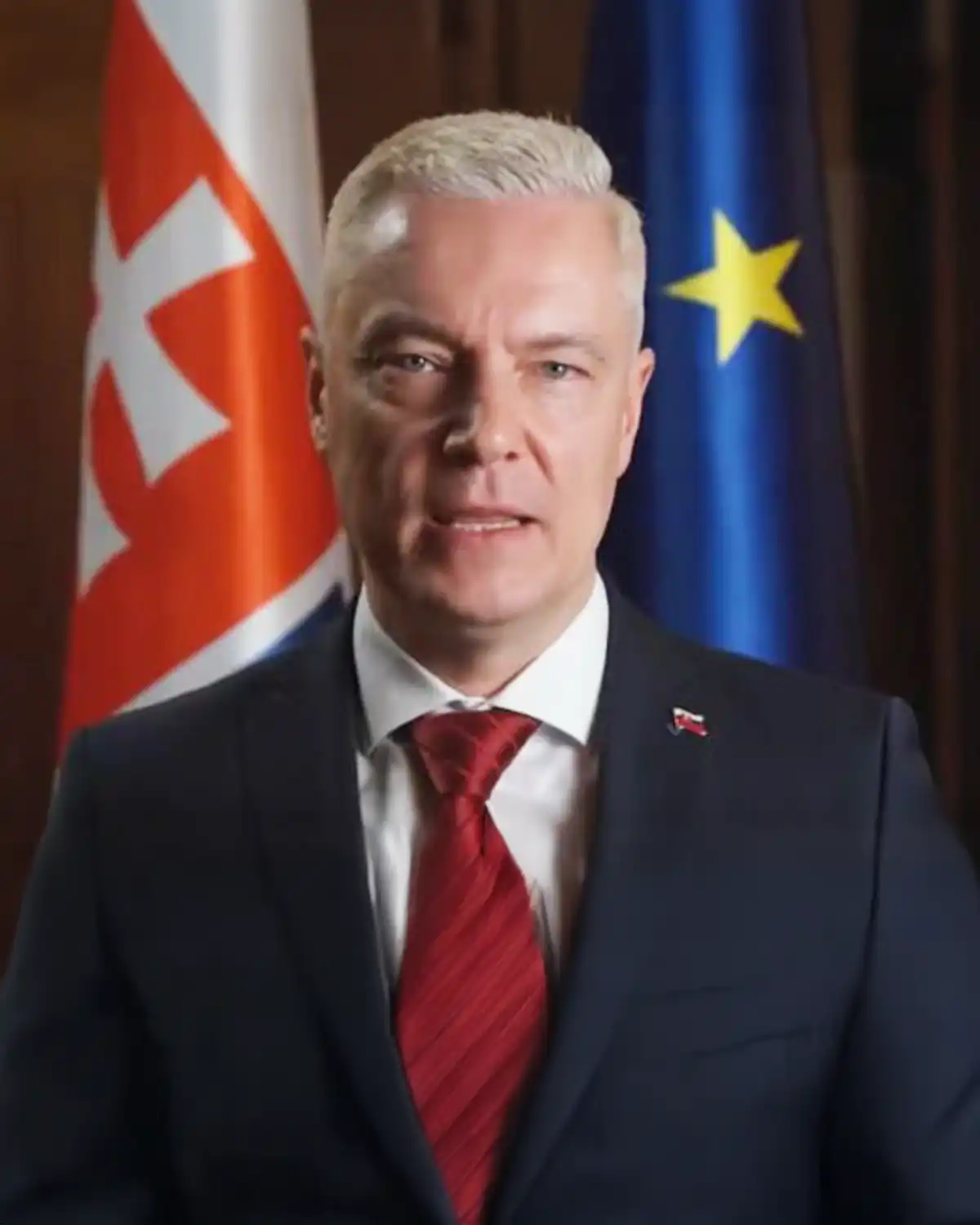 Ján Ferenčák pred vlajkou SR a EÚ
